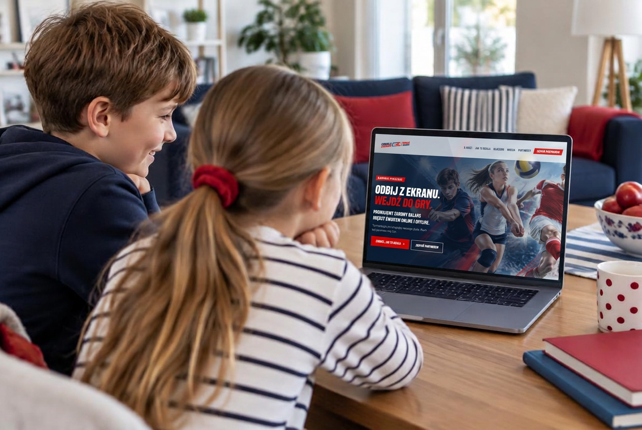 Dwoje dzieci ogląda stronę kampanii na laptopie